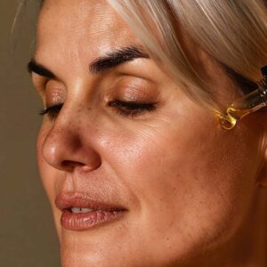 Alternative view of Pure & organic Moringa Olifeira seed oil for face - Lisa Noto